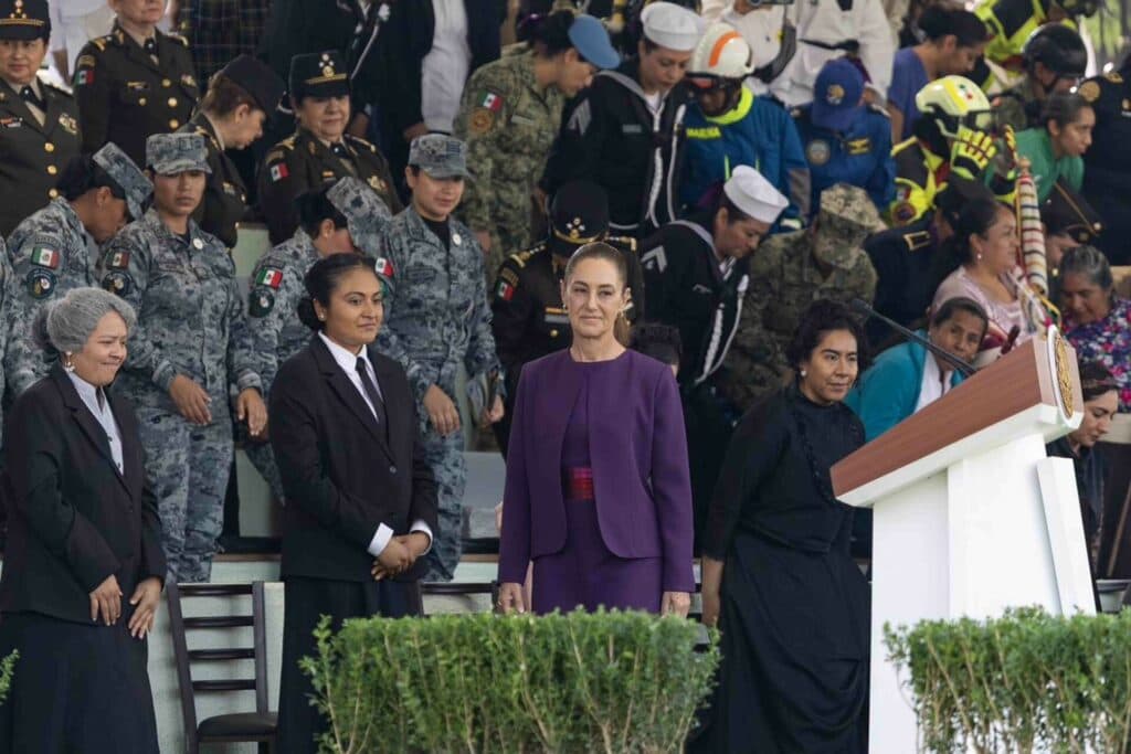 Sheinbaum reconoce a mujeres de las Fuerzas Armadas en el 8M