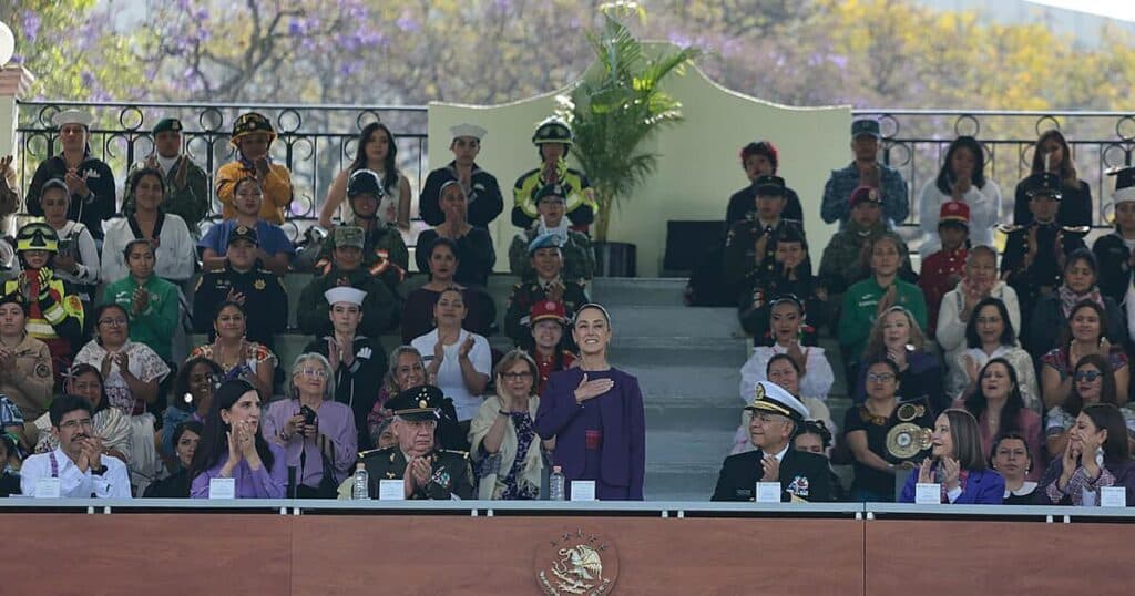‘Cuando una avanza, avanzamos todas’: Sheinbaum reconoce a las mujeres de las Fuerzas Armadas en el 8M
