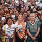 Sheinbaum reconoce a indígenas por traducir la cartilla de derechos de las mujeres a 67 lenguas